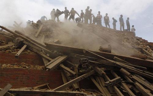 Sau động đất, khoảng 500.000 ngôi nhà ở Nepal không còn sử dụng được, khiến khoảng 3 triệu người trở thành người vô gia cư - Ảnh: AP.<br>