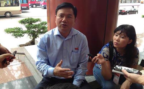 Bộ trưởng Đinh La Thăng trao đổi với báo chí bên hành lang Quốc hội sáng 17/6 - Ảnh: T.H.<br>