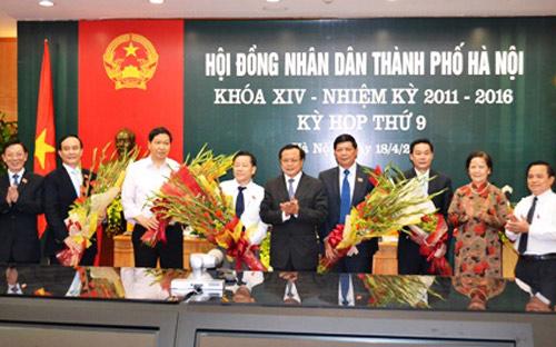 Lãnh đạo Hà Nội tặng hoa, chúc mừng các phó chủ tịch mới của Hà Nội.<br>