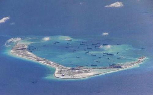 Hình ảnh cho thấy hoạt động bồi lấp trái phép của Trung Quốc ở bãi Vành Khăn thuộc quần đảo Trường Sa tháng 5/2015 - Ảnh: Reuters.<br>