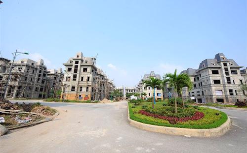 Trên địa bàn Hà Nội hiện có khoảng gần 900 dự án bất động sản nằm trong diện thành phố kiểm soát, cấp phép đầu tư.<br><br>