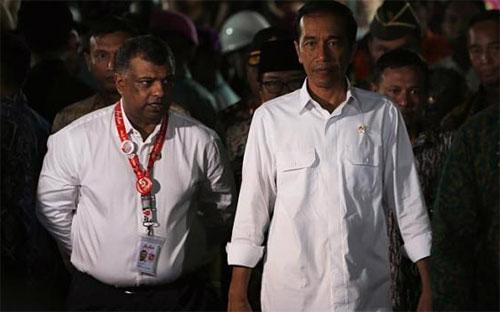 Tổng thống Indonesia Joko Widodo (phải) đi cùng Tổng giám đốc AirAsia Tony Fernandes sau khi gặp gia đình các nạn nhân trên chuyến bay QZ8501 - Ảnh: Reuters.<br>