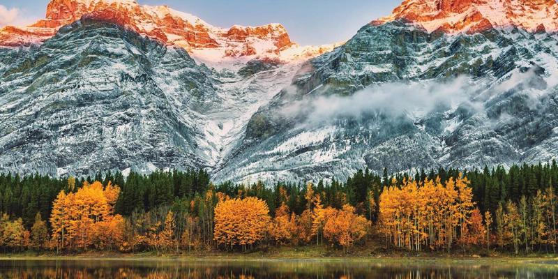 Rocky Mountain là một trong những danh thắng nổi tiếng của Canada, được coi là Đỉnh của Bắc Mỹ. Chỉ cần nhìn những bức hình với khung cảnh hoang sơ, non cao đầy tuyết, bạn sẽ được trải nghiệm cảm giác đắm mình vào thiên nhiên hoang sơ.