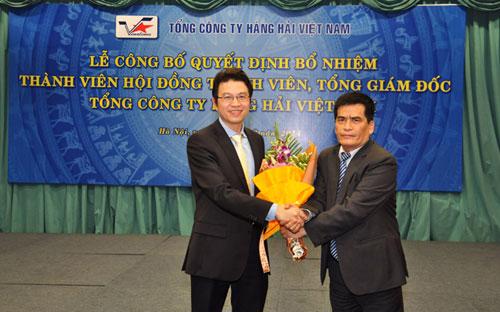 Chủ tịch Vinalines Nguyễn Ngọc Huệ chúc mừng ông Lê Anh Sơn trên cương vị mới.<br>