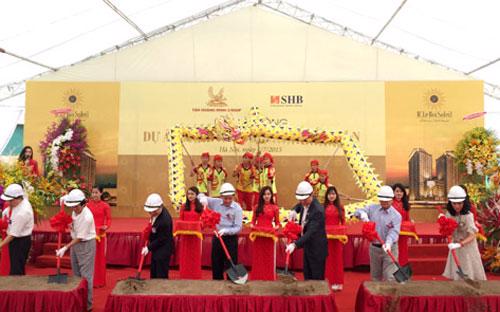 Đại diện chủ đầu tư và các khách mời tham dự lễ khởi công dự án D'. Le Roi Soleil - Quảng An. 