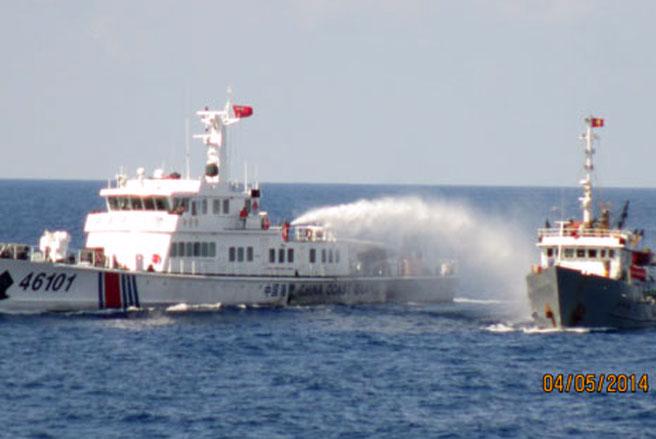 Các tàu hải giám của Trung Quốc liên tục dùng vòi rồng tấn công các tàu Việt Nam nhằm yểm trợ cho giàn khoan HD-981.<br>