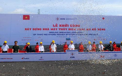 Phó thủ tướng Hoàng Trung Hải cùng đại diện các bộ, ngành, địa phương và chủ đầu tư bấm nút khởi công dự án.<br>