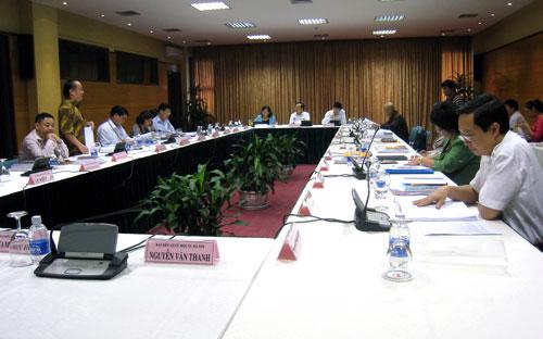 Các đại biểu Quốc hội đoàn Hà Nội thảo luận về dự thảo Luật Đất đai sửa đổi chiều 6/11.<br>