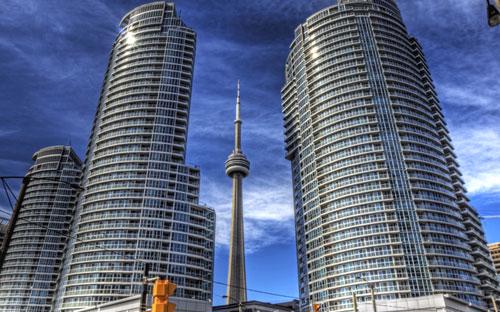 Tháp truyền hình CN Tower tại Toronto, Canada có chiều cao 553,33 m.