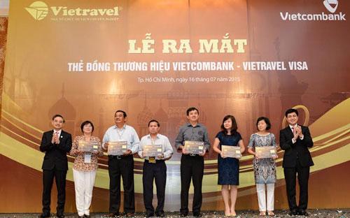 Những chủ nhân đầu tiên của thẻ tín dụng quốc tế đồng thương hiệu Vietcombank Vietravel Visa.<br>