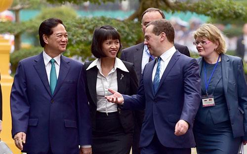 Thủ tướng Nguyễn Tấn Dũng trò chuyện với Thủ tướng Nga Medvedev tại lễ đón ngày 6/4.<br>