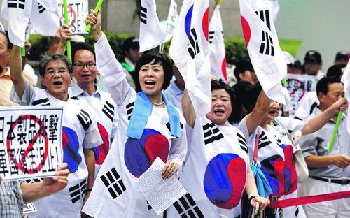 Người Hàn Quốc tham gia một cuộc diễu hành chống Nhật Bản - Ảnh: Todayonline.