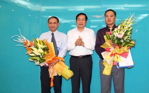 Bộ trưởng Bộ Thông tin và Truyền thông Nguyễn Bắc Son (giữa) trao quyết định bổ nhiệm Tổng giám đốc VMS cho ông Lê Nam Trà (phải).