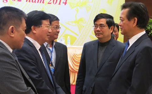 Thủ tướng Nguyễn Tấn Dũng trao đổi với các đại biểu dự hội nghị sáng 18/2.<br>