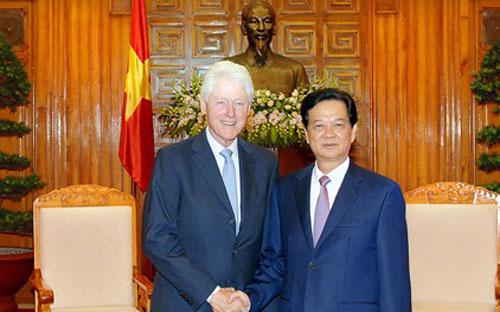 Thủ tướng Nguyễn Tấn Dũng tiếp cựu Tổng thống Hoa Kỳ Bill Clinton tại Hà Nội, ngày 18/7.<br>