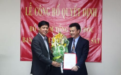 Thứ trưởng Nguyễn Ngọc Đông trao quyết định bổ nhiệm cho ông Lê kim Thành.<br>