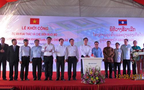Thủ tướng Việt Nam và Thủ tướng Lào cùng đại diện các bên liên quan tại lễ khởi công dự án ngày 13/9.<br>