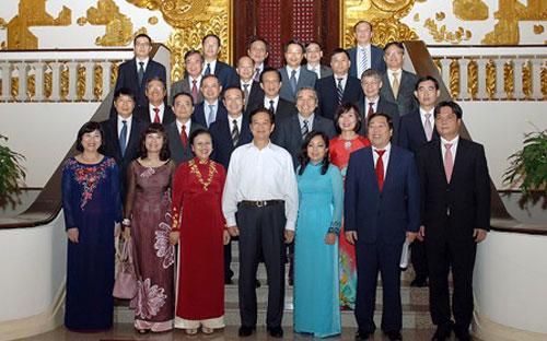 Thủ tướng chụp ảnh với các trưởng đại diện cơ quan ngoại giao của Việt Nam tại các nước.<br>