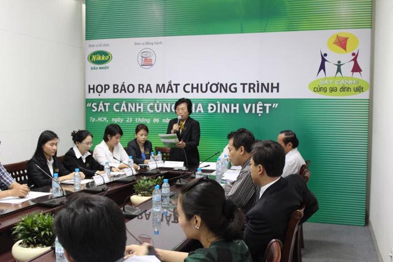 Bà Mai Diệu Thanh - nhà sáng lập thương hiệu Nikko (đứng) phát biểu trong lễ ra mắt Chương trình "sát cánh cùng gia đình Việt" - một chương trình thiện nguyện vì cộng đồng.