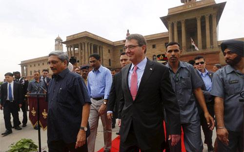 Bộ trưởng Bộ Quốc phòng Mỹ Ash Carter (phải) và người đồng cấp Ấn Độ Manohar Parrikar (trái) tại New Delhi ngày 3/6 - Ảnh: WSJ/Reuters.<br>