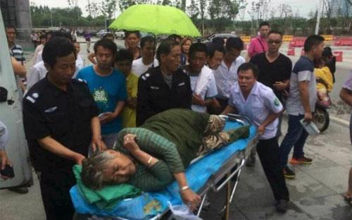 Một nữ hành khách may mắn sống sót trong vụ chìm tàu trên sông Dương Tử đang được đưa tới bệnh viện - Ảnh: Reuters.<br>