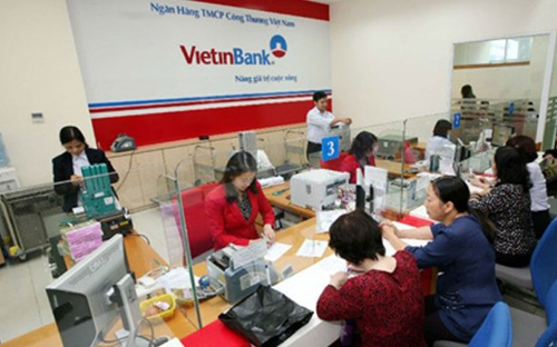 Khách hàng giao dịch tại Vietinbank.<br>
