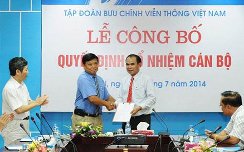 Chủ tịch Hội đồng thành viên VNPT, ông Phạm Long Trận vừa trao quyết định bổ nhiệm chức vụ Giám đốc cho ông Cao Duy Hải.