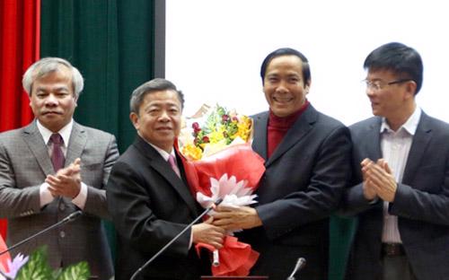 Ông Nguyễn Thanh Bình, tân Phó ban Tổ chức Trung ương tặng hoa chúc mừng ông Võ Kim Cự (thứ hai từ trái sang) được bầu làm Bí thư Tỉnh ủy Hà Tĩnh.<br>
