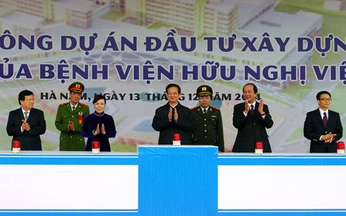 Thủ tướng Nguyễn Tấn Dũng cùng tham dự lễ khởi công cơ sở 2 của hai bệnh viện Bạch Mai và Việt Đức tại Hà Nam, ngày 13/12.<br>