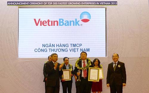 Đại diện VietinBank, Phó tổng giám đốc Nguyễn Văn Du nhận chứng nhận từ Vietnam Report.