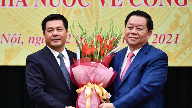 Trưởng ban Tuyên giáo Trung ương Nguyễn Trọng Nghĩa (phải) chúc mừng tân Bộ trưởng Công Thương Nguyễn Hồng Diên - Ảnh: VGP/Zing