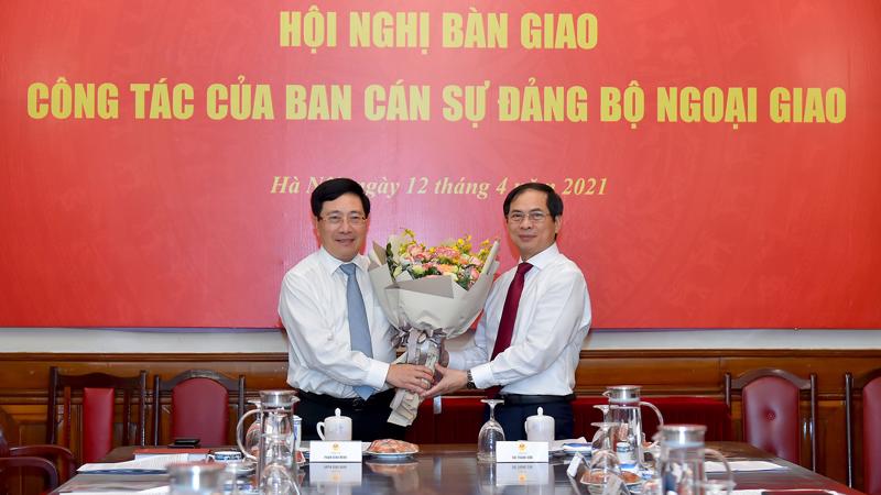 Ông Phạm Bình Minh bàn giao nhiệm vụ Bộ trưởng Ngoại giao cho ông Bùi Thanh Sơn - Ảnh: Bộ Ngoại giao