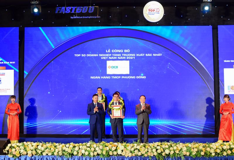 Ông Nguyễn Văn Hương, Giám đốc Khối Bán lẻ OCB đại diện nhận giải tại lễ công bố Top 500 Doanh nghiệp tăng trưởng nhanh nhất Việt Nam 2021.