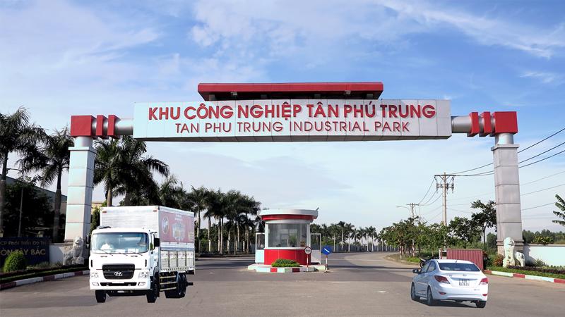 Khu công nghiệp Tân Phú Trung nằm phía Tây Bắc TP.HCM, mặt tiền Quốc lộ 22, xã Tân Phú Trung, huyện Củ Chi; cách trung tâm TP.HCM 25 km, sân bay Tân Sơn Nhất 15 km, cảng Sài Gòn 27 km.