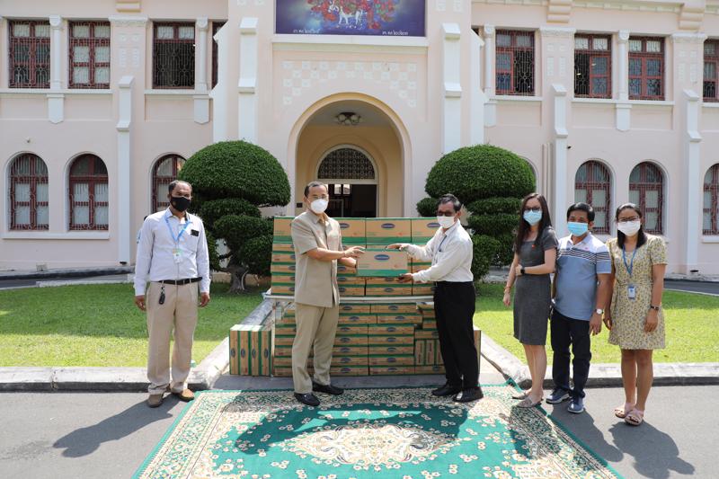 Angkormilk trao tận tay 1.000 thùng sữa cho đại diện chính quyền Phnom Penh để hỗ trợ cho người dân và trẻ em tại các “vùng đỏ” trong những ngày bị cách ly, phong tỏa.
