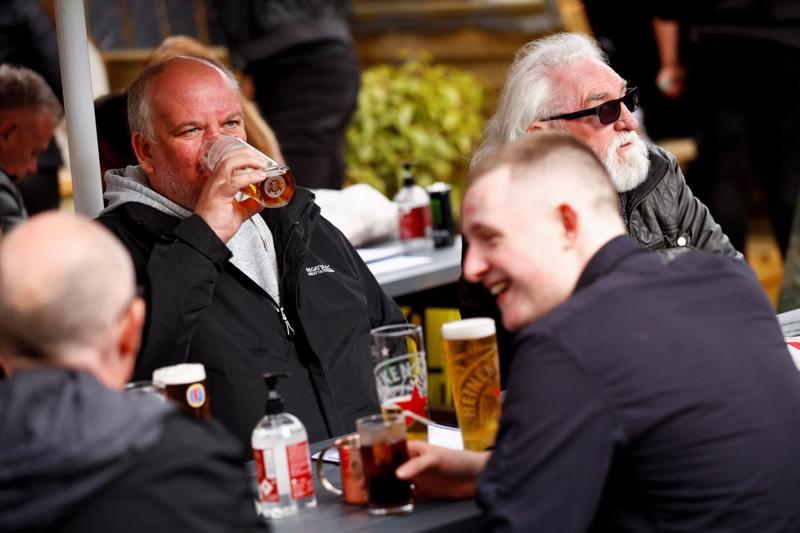 Khách hàng tại quán rượu The Swinging Witch tại Northwich, Cheshire, Anh, ngày 15/5 - Ảnh: Reuters