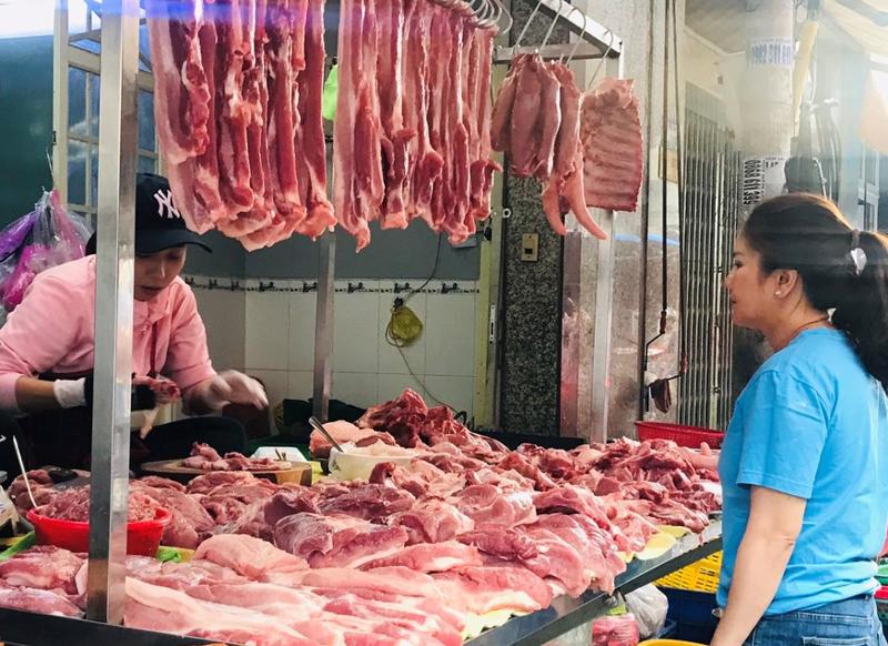 Giá thịt lợn vẫn cao, người tiêu dùng chịu thiệt.
