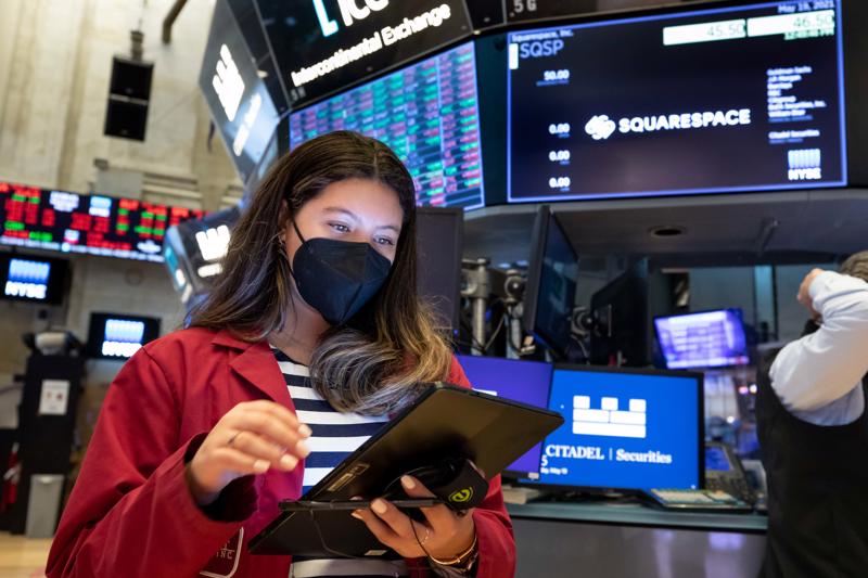 Một nhà giao dịch cổ phiếu trên sàn NYSE hôm 19/5/2021 - Ảnh: NYSE/CNBC.