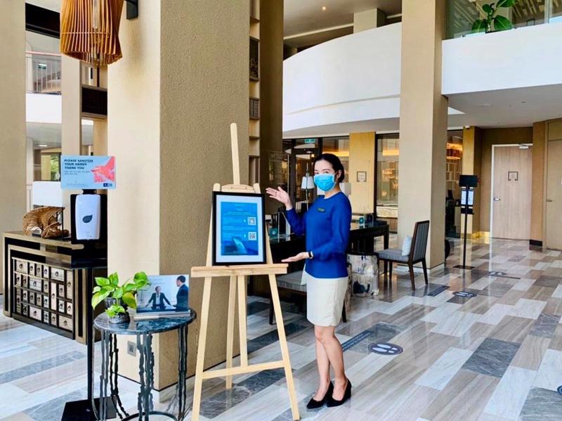 InterContinental Phu Quoc Long Beach chủ động in và đặt mã QR tại sảnh đón tiếp.