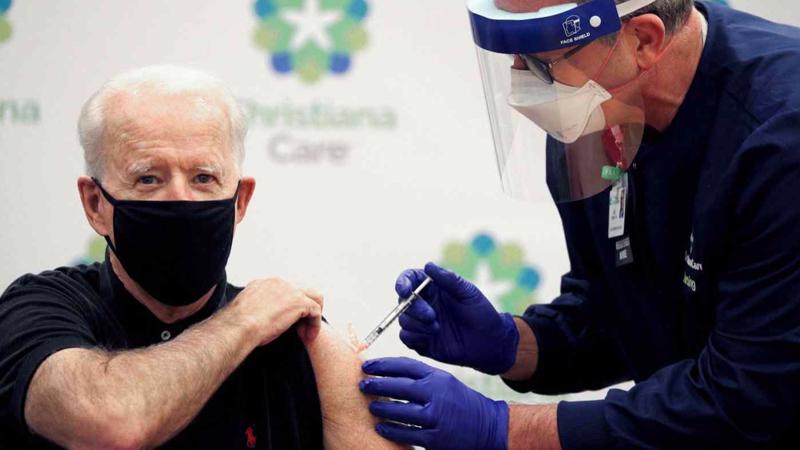 Tổng thống Joe Biden tiêm mũi vaccine Covid-19 thứ hai tại bang Delaware vào tháng 1/2021, vài ngày trước khi nhậm chức - Ảnh: Nikkei Asia