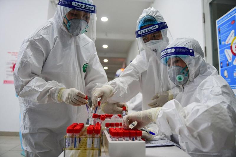 Nhân viên y tế chuẩn bị mẫu xét nghiệm Covid-19 tại Hà Nội ngày 15/5 - Ảnh: AFP/Getty Images