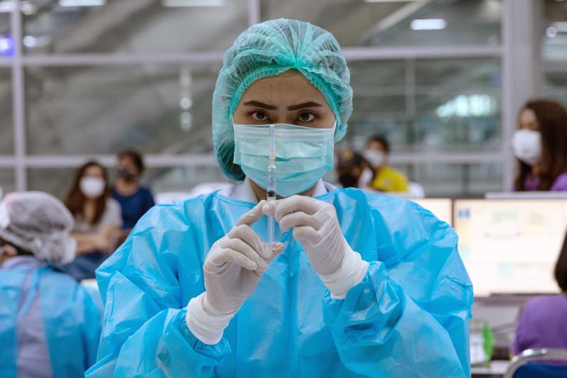 Thông tin từ giới chức Thái Lan cho biết kế hoạch của nước này là từ ngày 7/6 sẽ tiêm vaccine Covid với tốc độ khoảng 500.000 mũi mỗi ngày - Ảnh: Bloomberg.