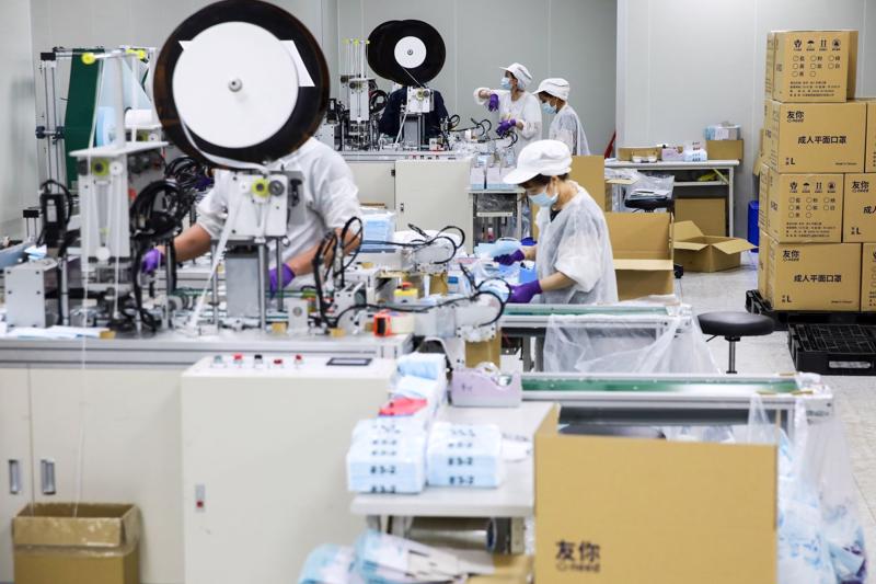 Công nhân làm việc trong một nhà máy ở Đào Nguyên, Đài Loan - Ảnh: Bloomberg.