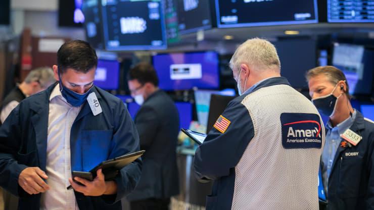 Các nhà giao dịch cổ phiếu trên sàn NYSE ở New York hôm 2/6 - Ảnh: NYSE/CNBC.