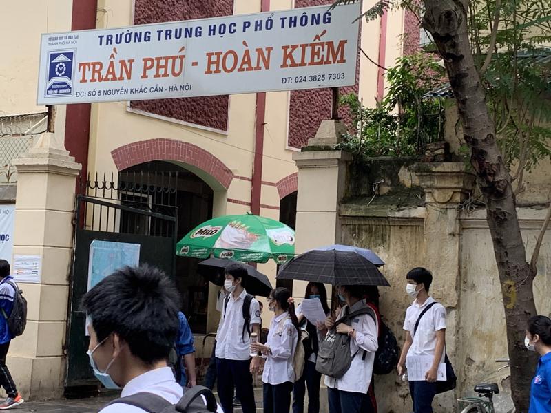 Thí sinh dự thi buổi thứ 2 ở Điểm thi Trường trung học phổ thông Trần Phú-Hoàn Kiếm