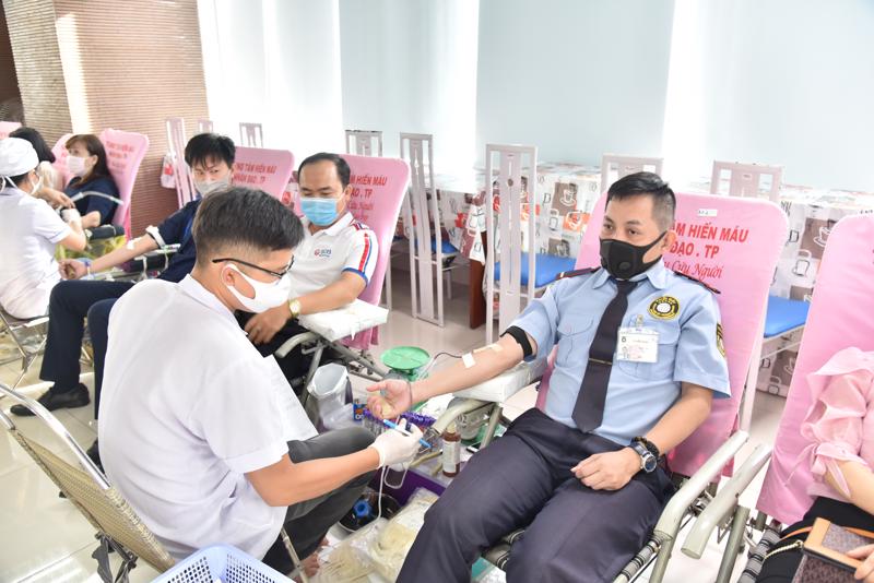 Nhiều người dân, tổ chức đoàn thể tại TP.HCM tham gia hiến máu nhân đạo trong mùa dịch Covid-19.