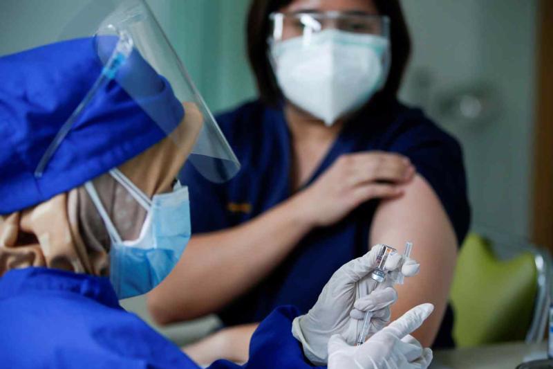 Một y tá chuẩn bị tiêm vaccine ngừa Covid-19 của Sinovac cho một bác sỹ ở Jakarta, Indonesia, hôm 19/1/2021 - Ảnh: Reuters.