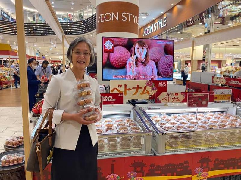 Người tiêu dùng Nhật thích thú với quả vải tươi Việt Nam tại Aeon Nhật Bản.