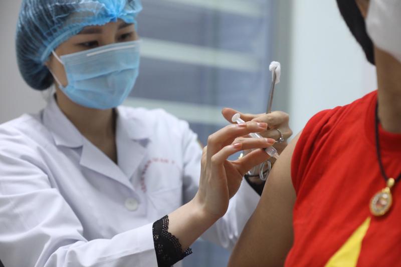 Kế hoạch tiêm chủng vaccine Covid-19 "thần tốc" tại TP.HCM vừa kết thúc với hơn 710.000 người được tiêm. 
