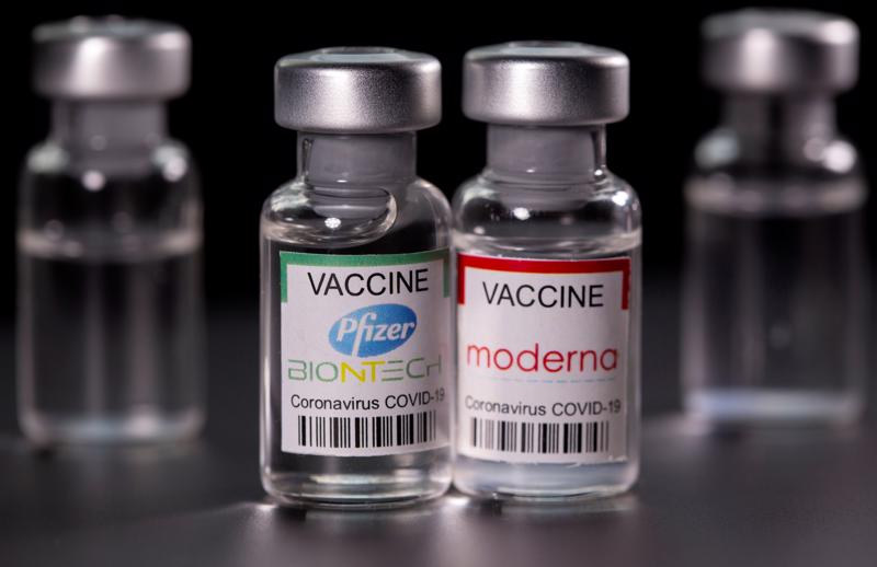 Vaccine Pfizer-BioNTech và Moderna - Ảnh: Reuters